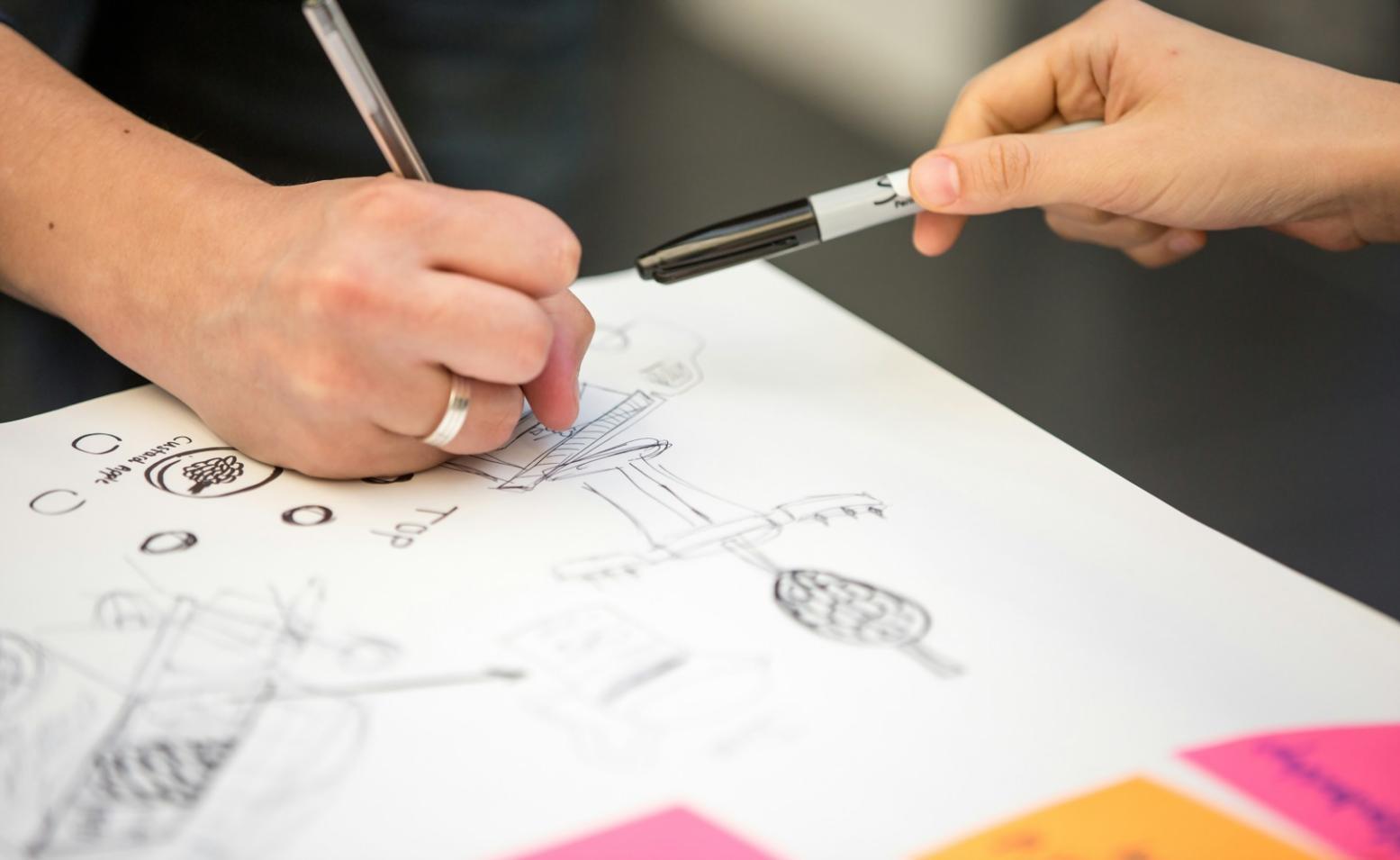 Workshop-Teilnehmer bei der gemeinsamen Budgetplanung