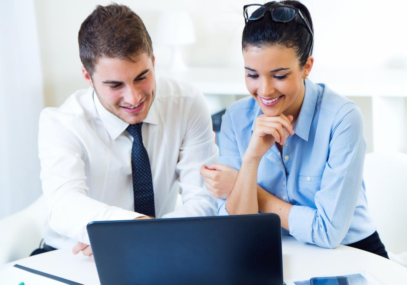 Finanzberatung in modernem Büro mit Dokumenten und Laptop